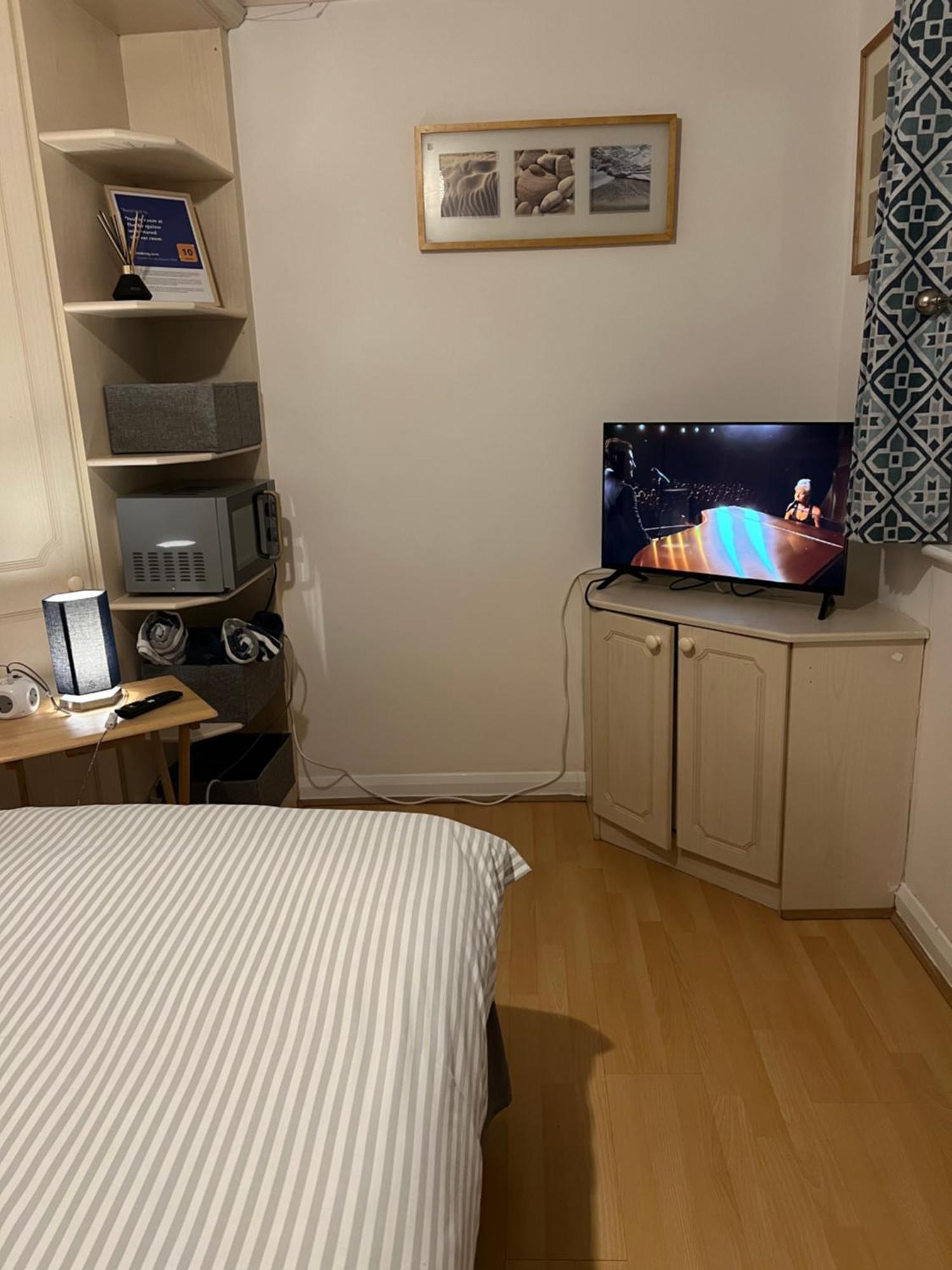 Double Room At The Bungalow With Shared Shower Room Кетъринг Екстериор снимка